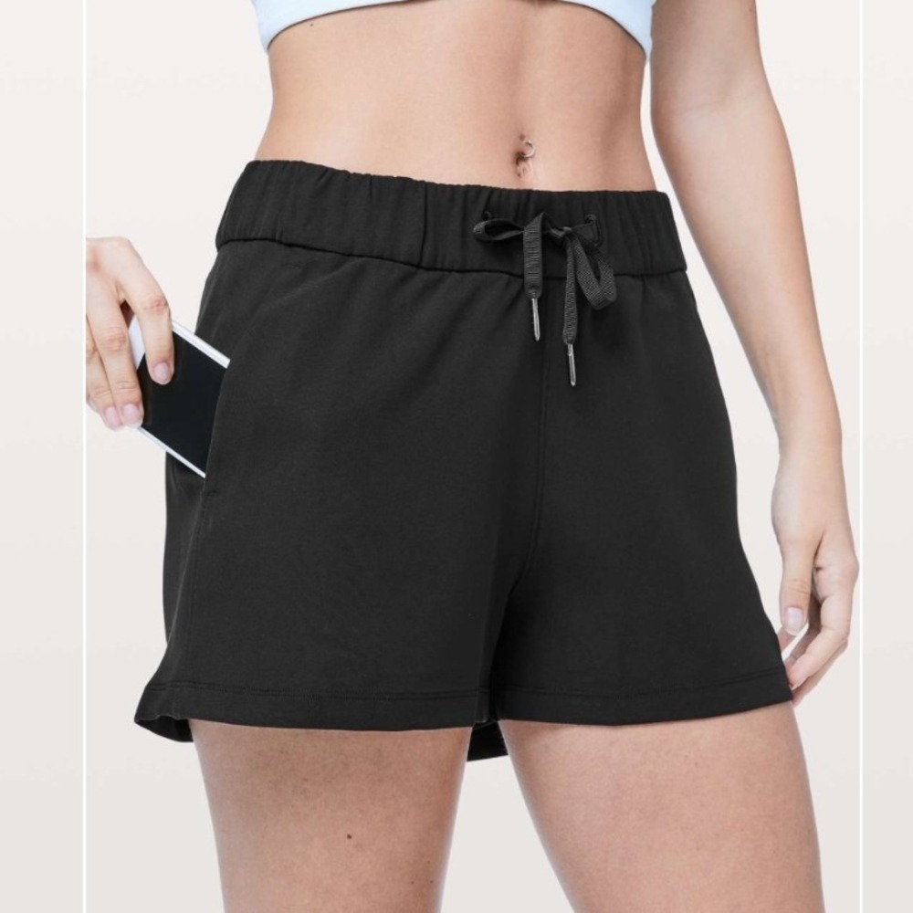Lululemon On The Fly Short 2.5" Black Travel Woven Size 8